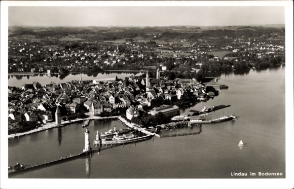 Ak Lindau in Bodensee Schwaben, Fliegeraufnahme vom Ort, Leuchtturm