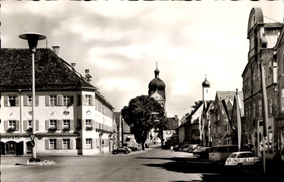Ak Erding in Oberbayern, Historische Stadtansicht, Kirche, Gebäudestruktur, ruhige Straße