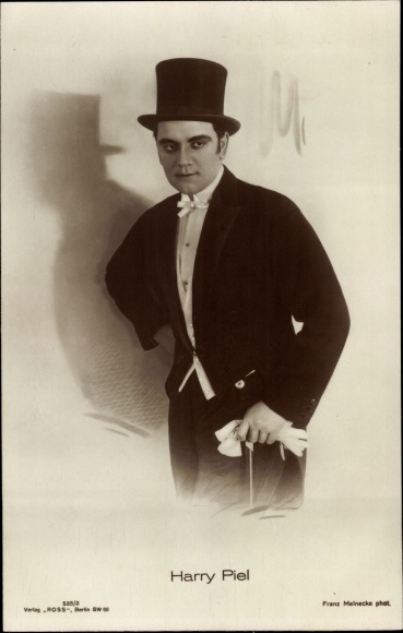 Postcard Actor Harry Piel, portrait in a suit with a top hat
