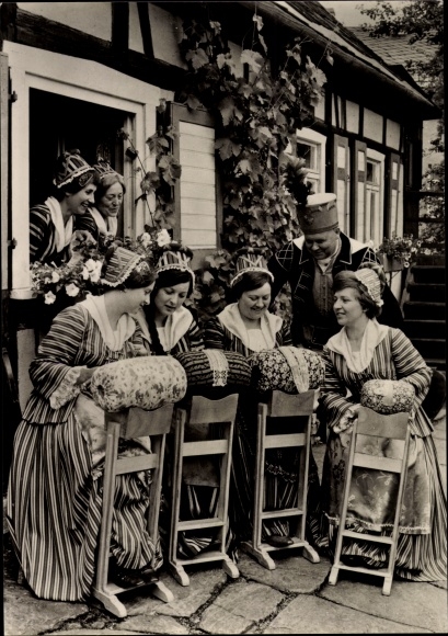 Postcard Erzgebirge, Klippelsteig, historical costumes from the 18th century, Ore Mountains Ensemble Aue