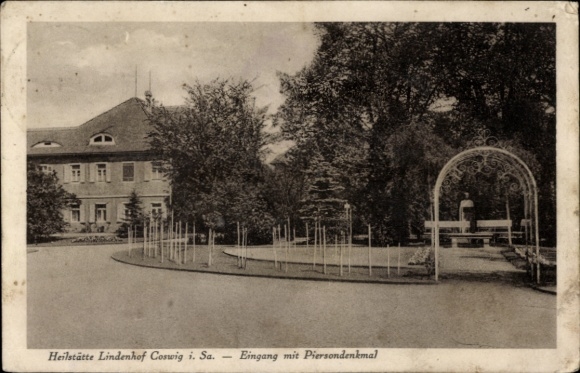 Postcard Coswig in Saxony, Lindenhof Sanatorium, entrance with Pierson monument