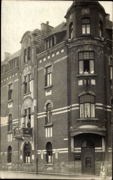 Foto Ak Witten an der Ruhr, Wohnhaus, Balkon, Mann