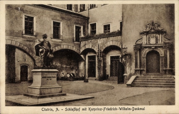 Ak Kostrzyn nad Odrą Cüstrin Ostbrandenburg, Schlosshof, Kurprinz Friedrich Wilhelm Denkmal