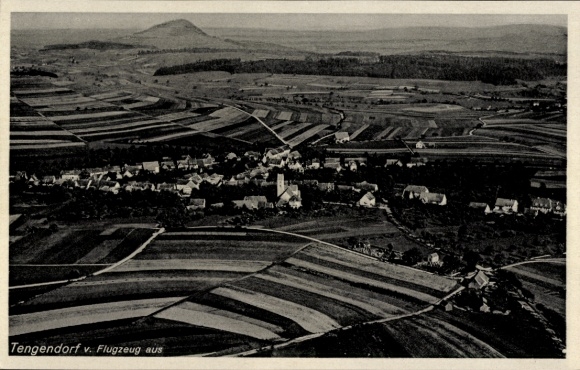Ak Tengendorf Tengen Dorf Tengen in Baden, Luftaufnahme, Dorfansicht, Felder und Landschaft
