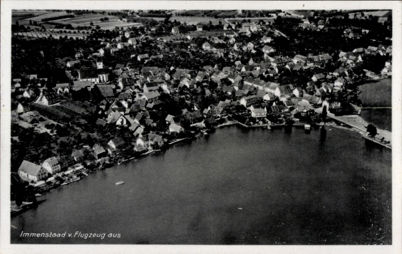 Ak Immenstaad am Bodensee, Luftaufnahme von  malerische Landschaft, ruhiger See