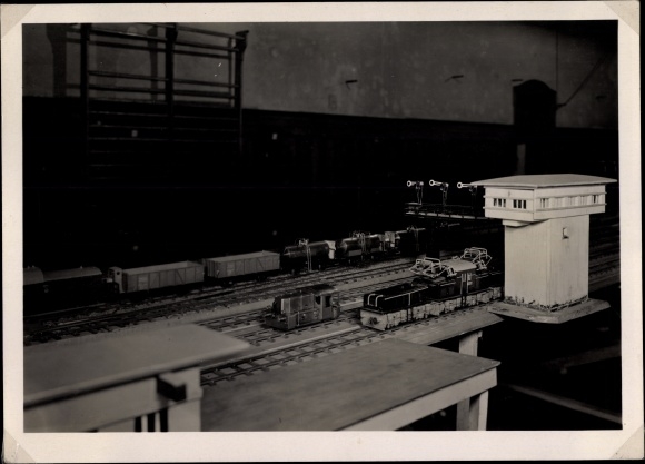 Photo model railway, train station, railway facilities, freight wagons