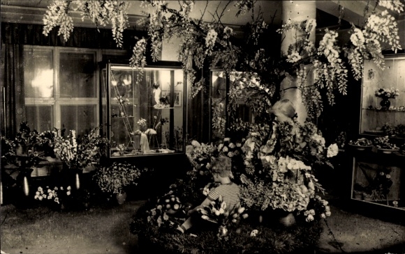 Postcard Sebnitz Saxony, flower show, sale of the VEB artificial flower