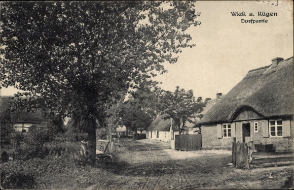 Ak Wiek op Rügen, straat, woongebouwen