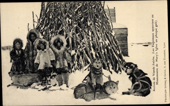 Ak Iglu der Missionsstation, Eskimokinder mit gefrorener Robbe, Schlittenhunde