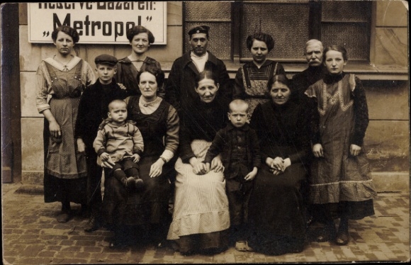 foto Ak Rathenow in Havelland, groepsfoto, vrouwen, kinderen, Metropol