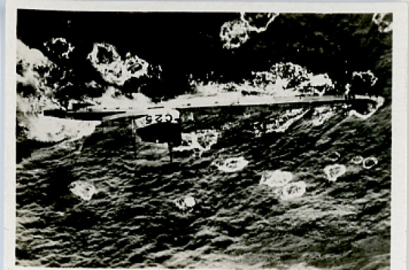 Sammelbild Helden der Luft Serie G Bild 138 Deutscher Flieger bombardiert engl. U-Boot