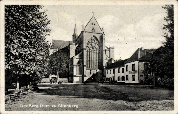 Ak Altenberg im Erzgebirge, Dom zu  imposante Architektur, Bäume, ruhige Straße, Häuser auf de...