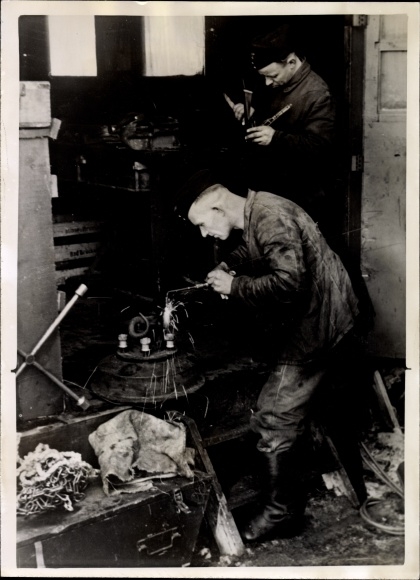 Photo workshop platoon of an NSKK regiment, welders, 1943