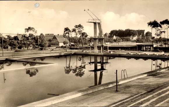 Postcard Lauchhammer in Niederlausitz, swimming stadium, diving tower