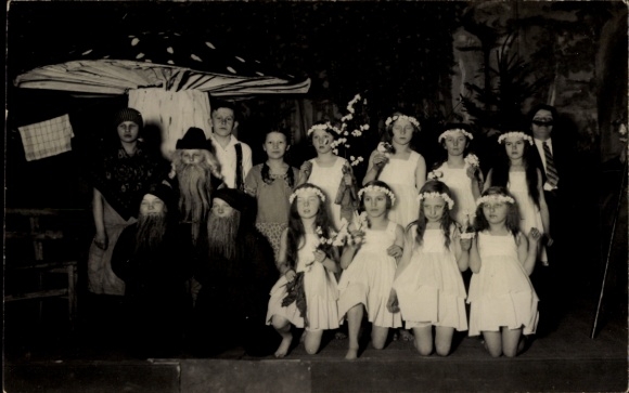 foto Ak Geißmannsdorf Bischofswerda in Saksen, theaterscène, verklede kinderen, dwergen, paddenstoel