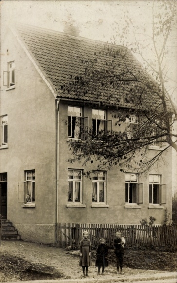 Photo Postcard Graste Lamspringe in Lower Saxony, Three children in front of a house