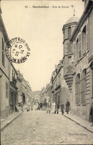 Ak Montdidier Somme, Straße mit Häusern, Menschen auf der Straße, Poststempel,  Rue de Royes