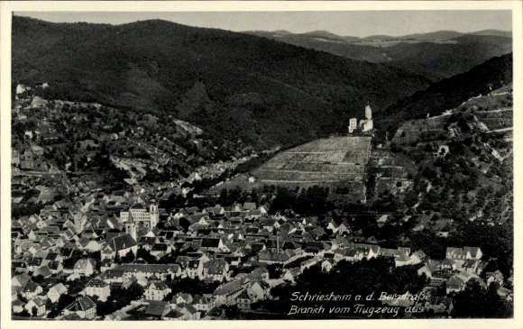 Ak Schriesheim an der Bergstraße, Stadtansicht, Hügel, Landschaft, Flugzeugaufnahme