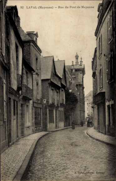 Ak Laval Mayenne, Straße Rue du Pont de Mayenne, alte Gebäude, Pferdewagen auf der Straße