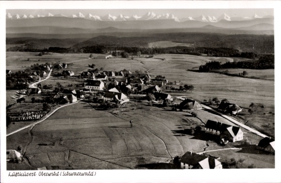Ak Waldachtal im Schwarzwald, Luftaufnahme, ländliche Umgebung, Berge im Hintergrund