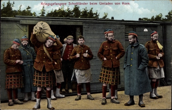 Postcard POW camp Sennelager, Scots prisoners of war reloading grain, WW1