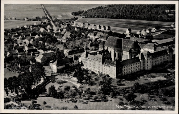 Ak Wiblingen Ulm an der Donau Baden, Luftaufnahme von Wiblingen, Kloster, Landschaft, schlanke Ge