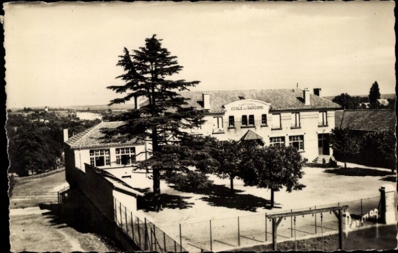 Ak Montfermeil Seine Saint Denis, Schule, große Bäume, Hof, Gebäude