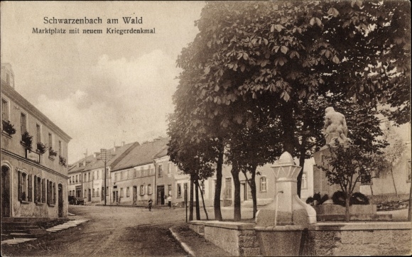 Postcard Schwarzenbach am Wald in Upper Franconia, market square with a new war memorial