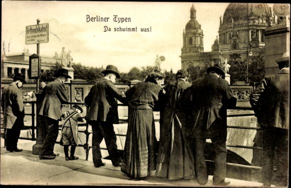 Postcard Berlin Mitte, Berlin types, Something is swimming, Cathedral, People looking into the water