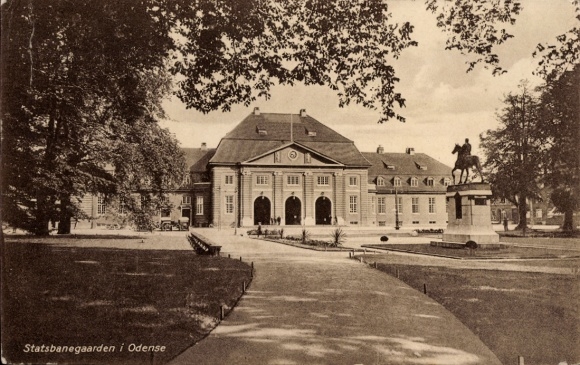 Postcard Odense Denmark, Statsbanegaarden, view of the station, street side