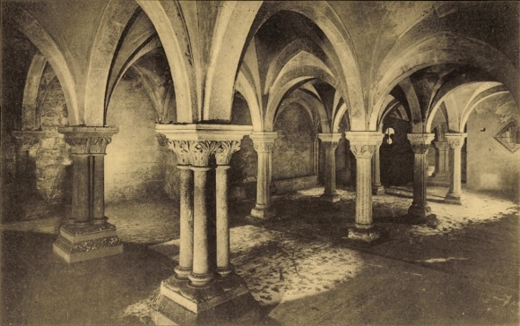 Ak Naumburg an der Saale, Unterirdische Krypta, gotische Säulen, Architektur,  Fotografie