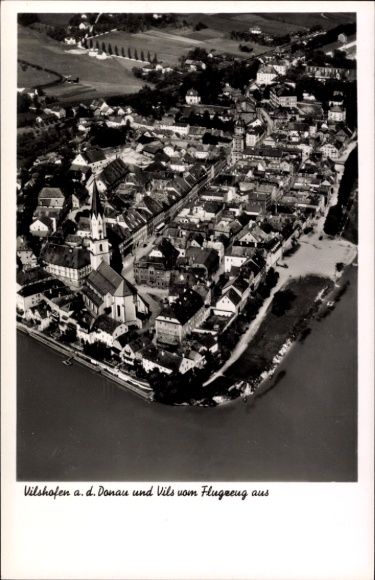 Ak Vilshofen an der Donau Niederbayern, Luftaufnahme von Vilshofen, Donau, Vils, Kirche, Häuser, 