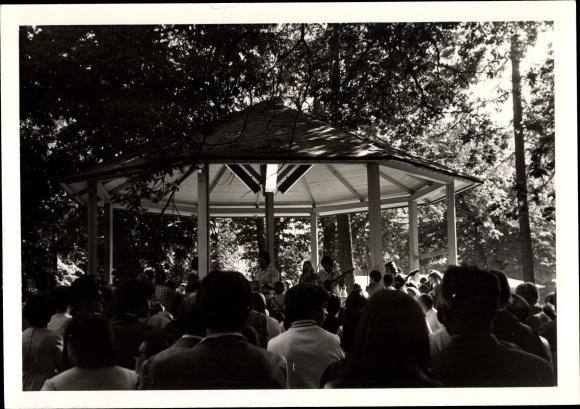 Photo Hoppegarten in Brandenburg, racecourse, Derby of the GDR 1972, spectators, music pavilion