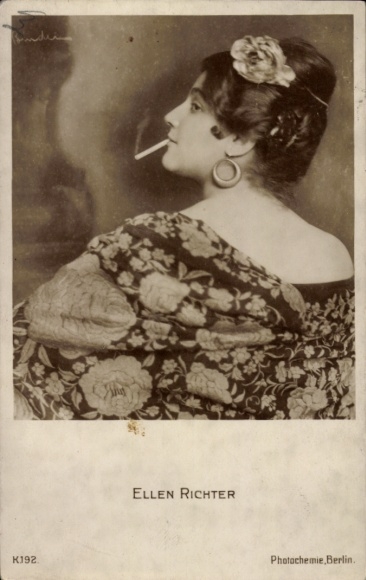 Ak Schauspielerin Ellen Richter, Seitenportrait mit Zigarette, K. 192