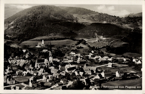 Ak Waldachtal im Schwarzwald, Luftaufnahme eines Dorfes, Berge im Hintergrund, schöne Landschaft