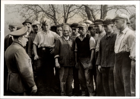 Photo H. Hoffmann, Reichsorganisationsleiter Dr. Ley in conversation with DAF workers, October 1939