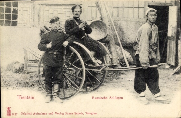 Ak Tianjin Tientsin China, Rikschafahrer, Russische Soldaten