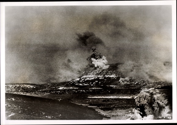 Photo Heinrich Hoffmann, German bombing on positions on the Sapun Heights, June 1942