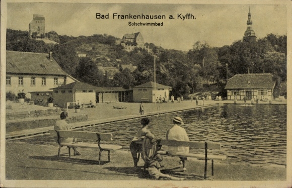 Ak Bad Frankenhausen am Kyffhäuser Thüringen,  Solschwimmbad, Menschen auf Bänken, Wasseransicht