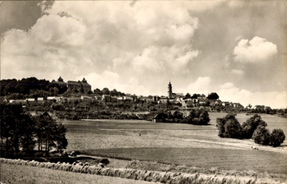 Ak Augustusburg im Erzgebirge, Blick auf Stadt und Burg, Landschaft, Wolken