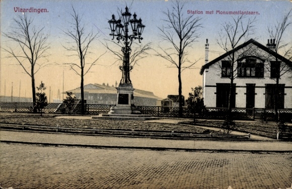 Ak Vlaardingen Zuid-Holland, Station met Monumentenlantaarn