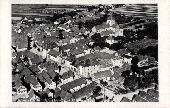 Ak Schwarzach Rheinmünster im Schwarzwald, Luftaufnahme, Häuser, Kirche, ländliche Umgebung