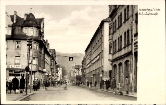 Ak Sonneberg in Thüringen, Schwarz-Weiß-Bild, Straßenansicht mit Häusern, Verkehrsschildern
