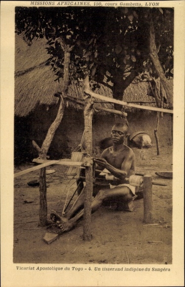 Postcard Afrika, local weaver at work