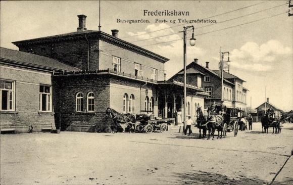 Postcard Frederikshavn Denmark, train station, post and telegraph station, horse-drawn carriage