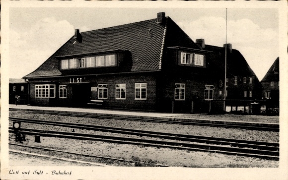 Ak Nordseebad List auf Sylt, Bahnhof Gleisseite