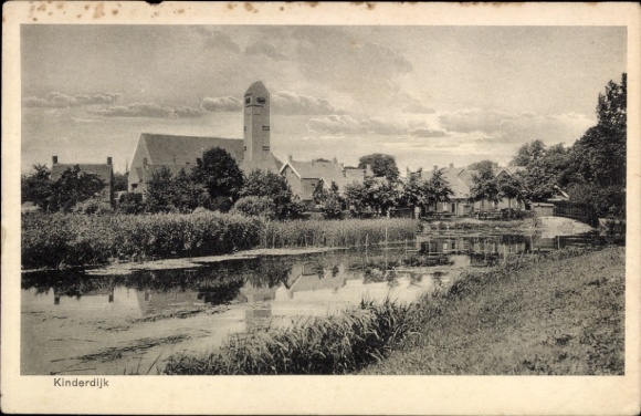 Ak Kinderdijk Molenwaard Südholland Niederlande,  Wasserweg, Gebäude, Bäume, ruhige Landschaft