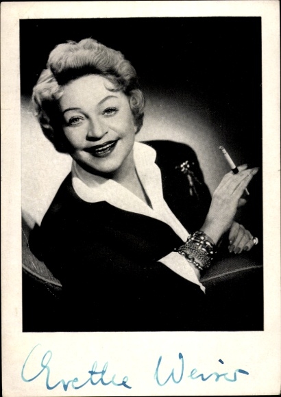 Postcard actress Grethe Weiser, portrait with cigarette, autograph