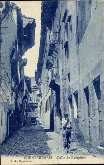 Postcard Fuenterrabia Basque Country, Calle de Pampinot, man in Basque costume
