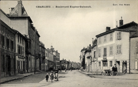 Ak Charlieu Loire, Boulevard Eugène-Guinault, Straßenansicht,  Gebäude, Kinder, Auto